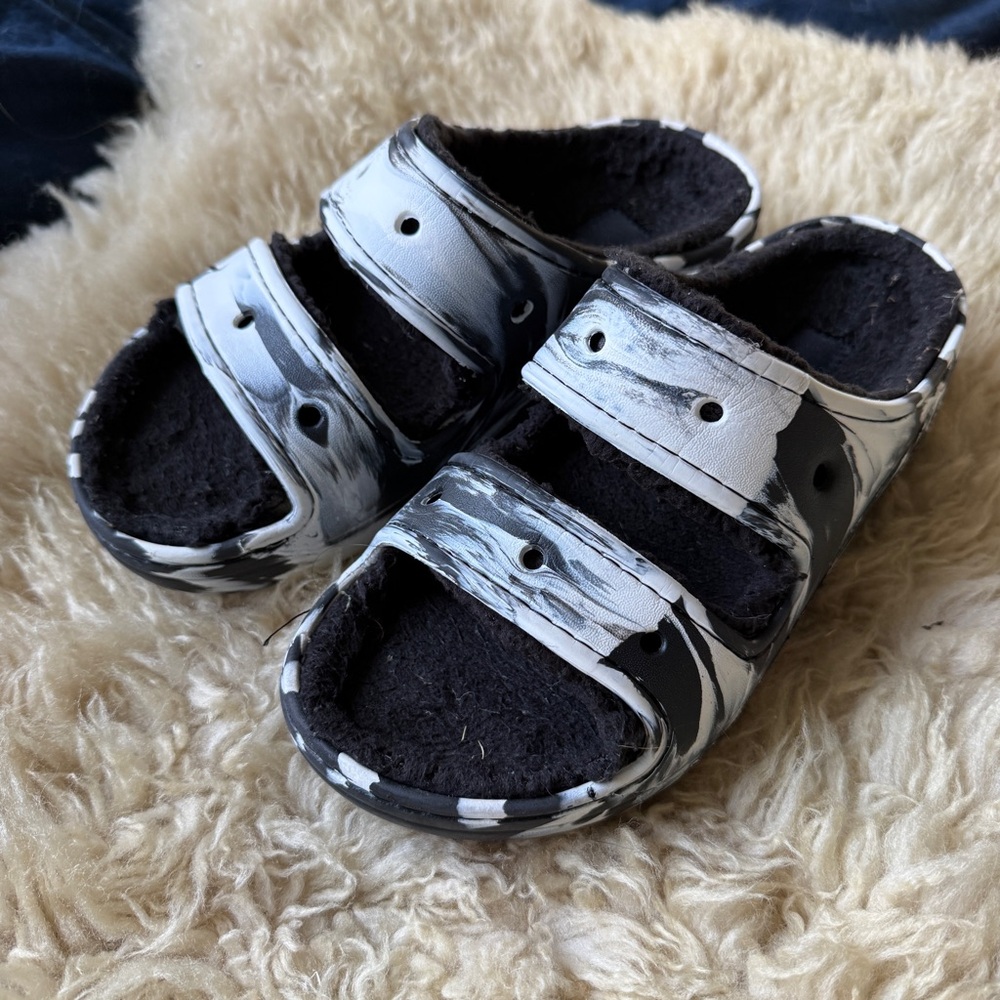 Crocs Classic Cozzzy Sandal Black and White Marbled